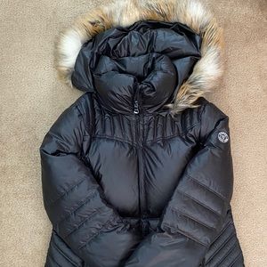 Like New! Guess women’s down puffer jacket 😍